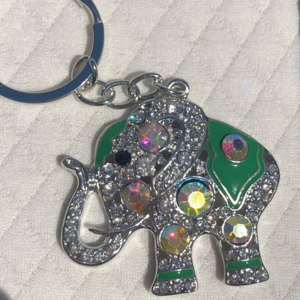Beautiful green & silver lightweight elephant keychain 💚🐘🤍